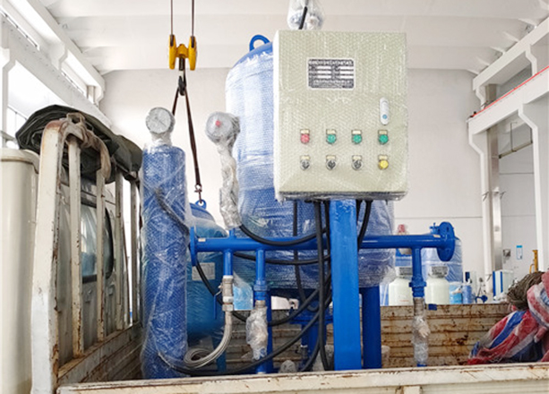 江蘇蘇州發(fā)貨2臺(tái)定壓補(bǔ)水真空脫氣設(shè)備+2臺(tái)螺旋除污器+1臺(tái)全自動(dòng)加藥裝置